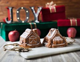 Kleine Apfelteig-Häuschen aus der Backform für Weihnachten