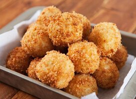 Fried potato balls filled with cheese (USA)