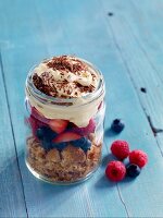 Geschichtetes Beeren-Trifle mit Vanillecreme im Glas