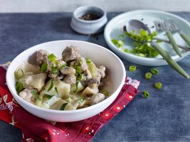 Kartoffel-Ragout mit Kohlrabi und Bratwurstbällchen