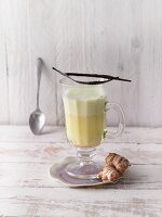 A turmeric latte with ginger, dates and vanilla (Sirtfood)