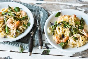 Tagliatelle with asparagus and prawn sauce