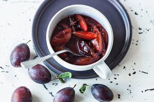 Plum sauce with cinnamon and star anise