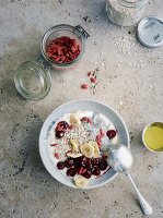 Glutenfreies Chia-Kirsch-Müsli mit Mandeldrink und Bananenchips