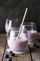 Heidelbeer-Joghurt-Smoothie mit Lakritzpulver