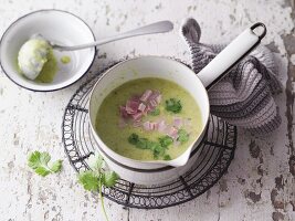 Broccoli soup with coriander and ham