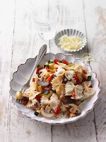 Farfalle with vegetable and cheese sauce