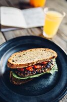 Hamburger und Orangensaft zum Lunch