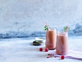 Pfirsich-Himbeer-Smoothie mit Waldmeister und Gojibeeren