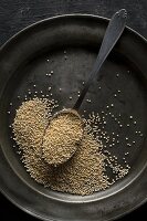 Quinoa mit Löffel auf altem Metallteller