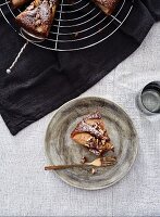 Stück Birnenkuchen auf grauem Teller