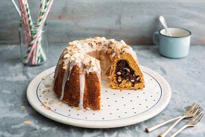 Carrot-Gugelhupf with fresh cheese-chocolate filling and lemon-glaze