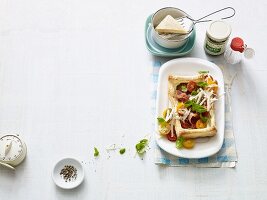 Mediterrane Blätterteigtarte mit Kirschtomaten und Schinken