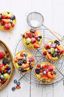 Tarts with pistachio cream and Amaretto berries