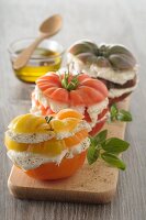 Geschichtete Tomaten mit Mozzarella