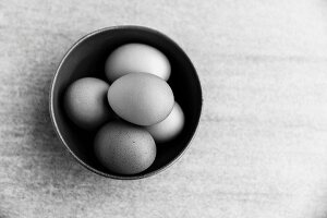 Bio-Eier aus Freilandhaltung in Keramikschale (Schwarz-Weiß-Aufnahme)