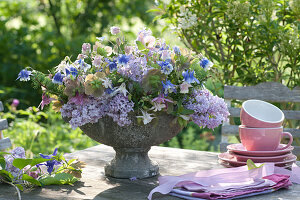 Duftgesteck aus Syringa vulgaris ( Flieder ), Aquilegia ( Akelei ), Helleborus