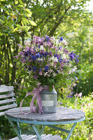 Ländlicher Strauß aus Aquilegia ( Akelei ) und Rubus ( Himbeer-Ruten )