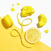 Zitronen-Macarons auf gelb-weißem Untergrund (Aufsicht)