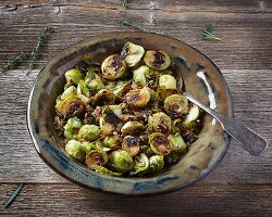 Karamellisierter gerösteter Rosenkohl mit Thymian und Rosmarin in Keramikschale