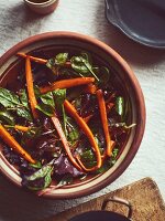 Caramelized carrots with mixed leaves