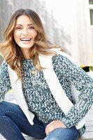 Junge Frau in grau-weißem Strickpullover