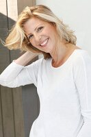 Blonde Frau in weißem Langarmshirt