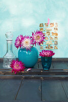 Dahlien in blauer Vase und im Glas