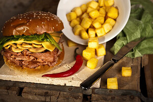 Burger mit Bratkartoffelwürfeln