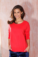 Dunkelhaarige Frau in rotem Pullover