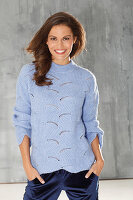 Dunkelhaarige Frau in blauem Strickpullover