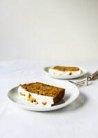 Bananenbrot mit Walnüssen und Zuckerglasur in Scheiben auf Tellern