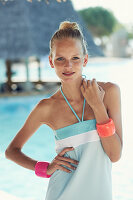 Blonde Frau mit Sommersprossen im Strandkleid