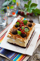 Baiserkuchen mit Beeren