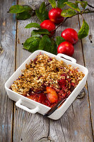 Pflaumen mit geröstetem Haferflocken