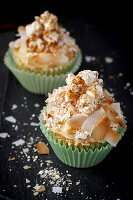 Vanille-Cupcakes mit gerösteter Kokosnuss und karamellisiertem Popcorn