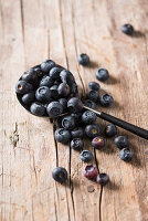 Heidelbeeren auf Holzuntergrund