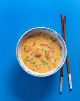 Currysuppe mit gebratenem Tempeh