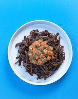 Vegane Meeresspaghetti mit Tomaten-Kapern-Sauce