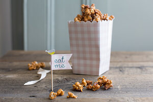 Caramel popcorn with dried apple pieces