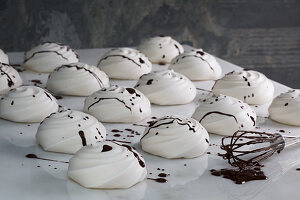 Meringues with chocolate sauce