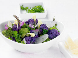 Brokkolisalat mit Schnittlauch, Vinaigrette, Taubnesselblüten und Parmesan