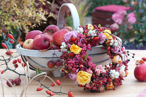 Kranz aus Rosen, Hagebutten und Beeren