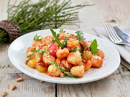 Gnocchi mit Tomatensauce, Rucola und Pinienkernen