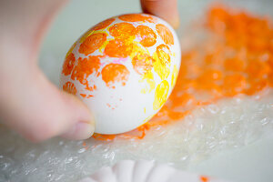 Decorating Easter egg using bubble wrap