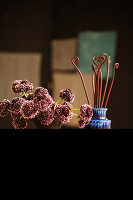 Tisch mit Blumen- und Farnsprossenstrauß in Vasen (Mexiko)