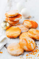 Orangenkekse mit marmorierter Orangenglasur