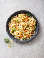 Linguine mit Lachs, Erbsen, Dill, Zitronenzesten und Sahnesauce