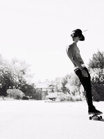 Junger Mann mit Skateboard (s-w-Aufnahme)
