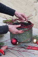 Weihnachtsgesteck mit Koniferenzweigen und Christbaumkugeln